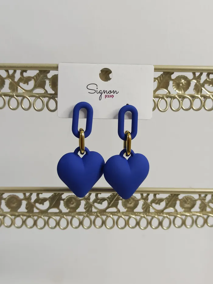 עגיל דגם לב כחול.