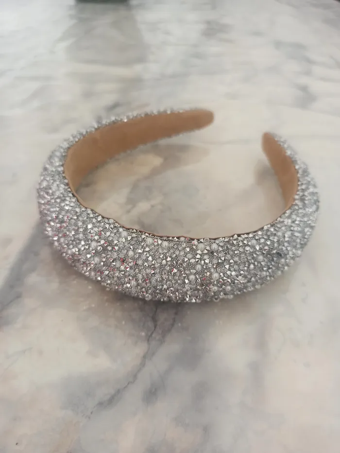 קשת מחורז כסוף בהיר.